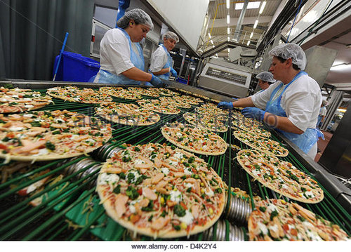 the-frozen-pizza-production-line-of-german-brand-dr-oetker-in-wittenburg-d4k2y4.jpg